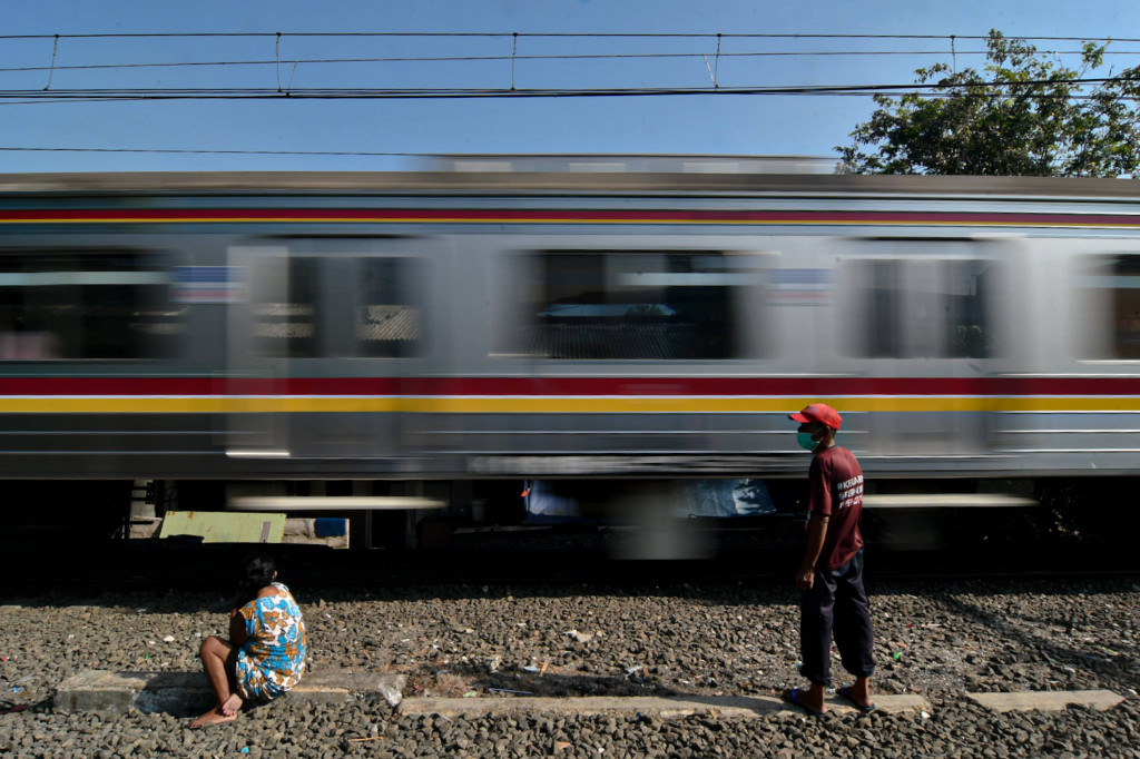 Warga berjemur di rel kereta api kawasan Pejompongan, Jakarta. Jumlah pasien positif Covid-19 yang telah dinyatakan sembuh selama PPKM darurat sejak tanggal 3 hingga 16 Juli 2021 mencapai 302.626 orang atau naik 146,6 persen dibandingkan dengan dua pekan sebelum PPKM Darurat.
