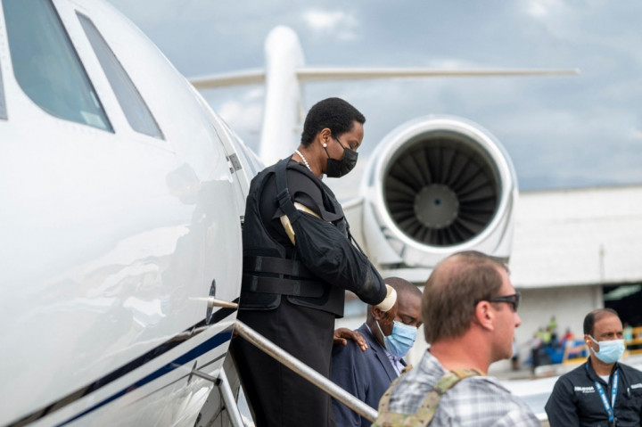 Terlihat Martine Moise, masih dengan balutan penyangga di lengan kanannya dan mengenakan rompi anti peluru, diterima di bandara Port-au-Prince oleh Perdana Menteri sementara Claude Joseph.