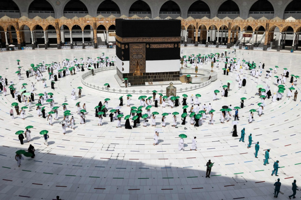 Jemaah haji melakukan tawaf saat dimulainya ibadah haji di Masjidil Haram, Mekah, Arab Saudi, Sabtu, 17 Juli 2021. Pemerintah Arab Saudi menggelar ibadah haji tahun ini dengan aturan yang sangat ketat di tengah munculnya varian baru pandemi covid-19.