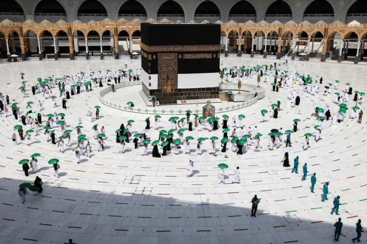 Jemaah haji melakukan tawaf saat dimulainya ibadah haji di Masjidil Haram, Mekah, Arab Saudi, Sabtu, 17 Juli 2021. Pemerintah Arab Saudi menggelar ibadah haji tahun ini dengan aturan yang sangat ketat di tengah munculnya varian baru pandemi covid-19.