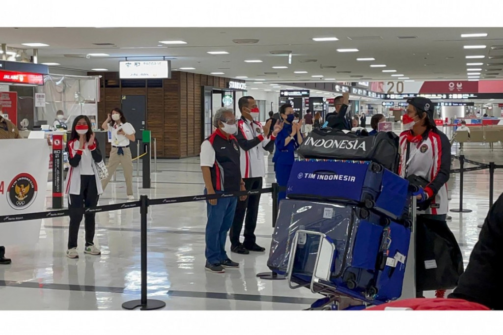 Duta Besar Republik Indonesia (Dubes RI) untuk Jepang Heri Akhmadi bersama Tim Olimpiade Kedutaan Besar Republik Indonesia (KBRI) menyambut kedatangan 13 atlet serta 11 pelatih dan ofisial Olimpiade Tokyo Indonesia di Bandara Narita Tokyo Jepang Minggu, 18 Juli 2021.
