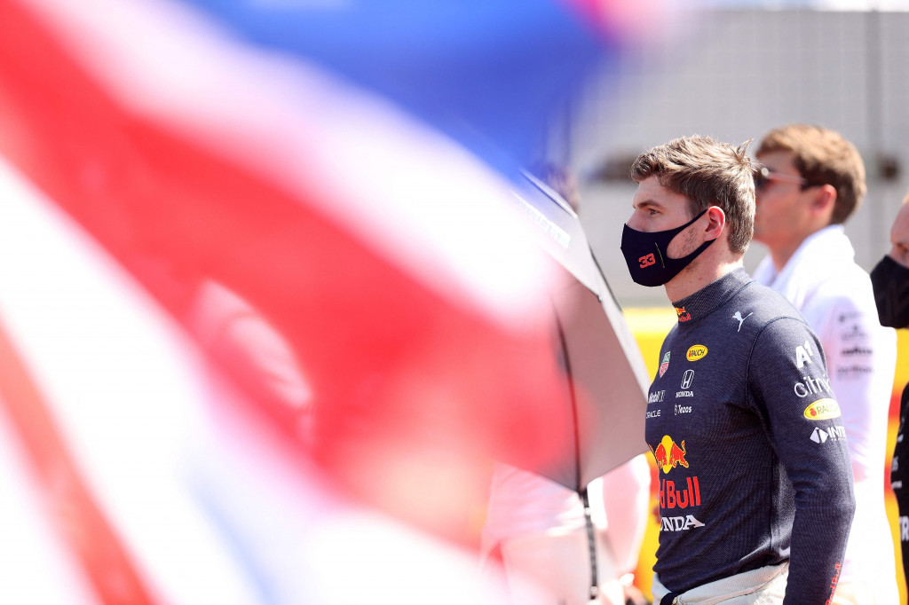 Hamilton memulai balapan dari grid kedua di belakang pembalap Red Bull, Max Verstappen. Tapi Verstappen gagal menuntaskan balapan karena kecelakaan.