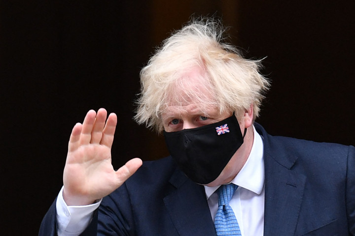 Johnson diketahui menghadiri rapat dengan Menteri Kesehatan Sajid Javid pada Jumat, 16 Juli 2021, waktu setempat dan Javid dinyatakan positif korona pada Sabtu, 17 Juli 2021, waktu setempat. Javid yang sudah divaksinasi korona secara lengkap ini menuturkan dirinya mengalami gejala ringan.