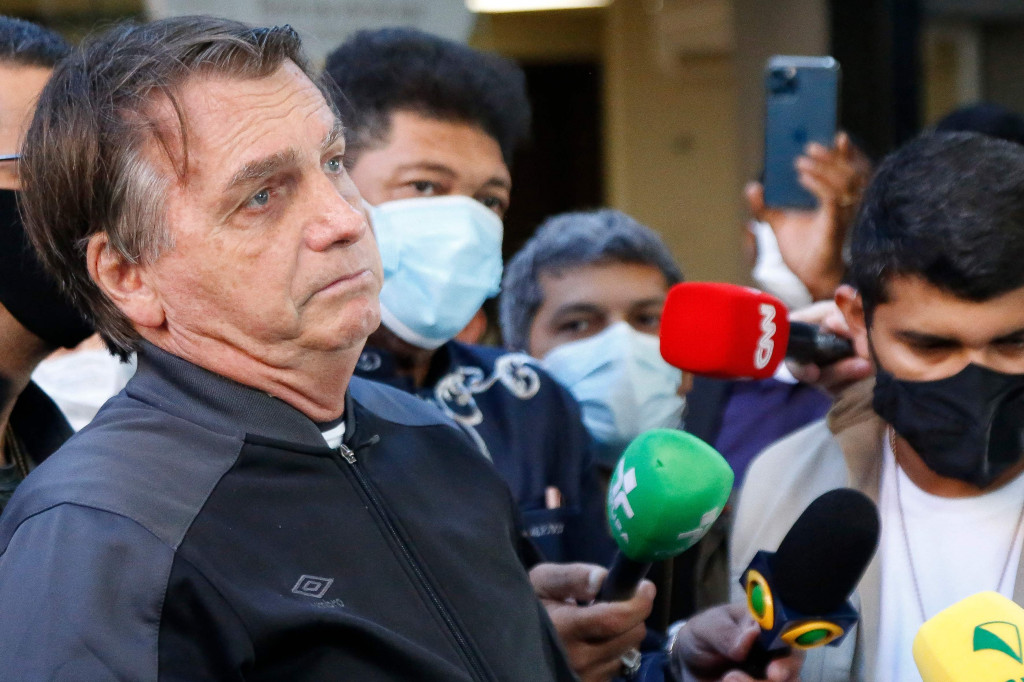 Jair Bolsonaro sebelumnya dilarikan ke rumah sakit militer di Brasilia, Rabu, 14 Juli 2021, setelah mengalami cegukan tanpa henti selama 10 hari.