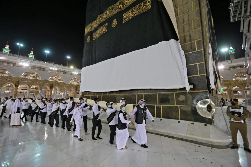 Pekerja membawa Kiswah baru, penutup pelindung yang menyelimuti Ka'bah, terbuat dari sutra hitam dan benang emas dan disulam dengan ayat-ayat Alquran, di kota suci Mekah di Arab Saudi.