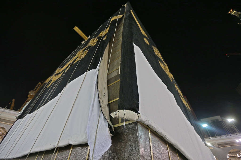 Setelah kiswah baru dinaikkan, kiswah lama diturunkan.