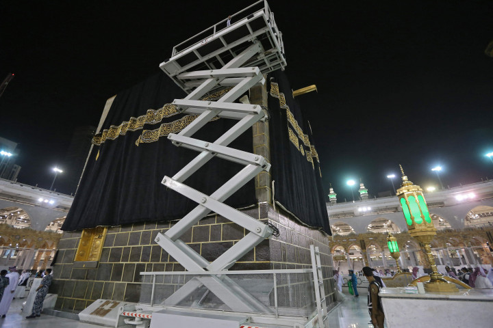 Proses itu dilakukan dengan memasang tali di sekitar kiswah lama, kemudian kiswah baru dibentangkan dan tali-talinya ditarik ke atas.