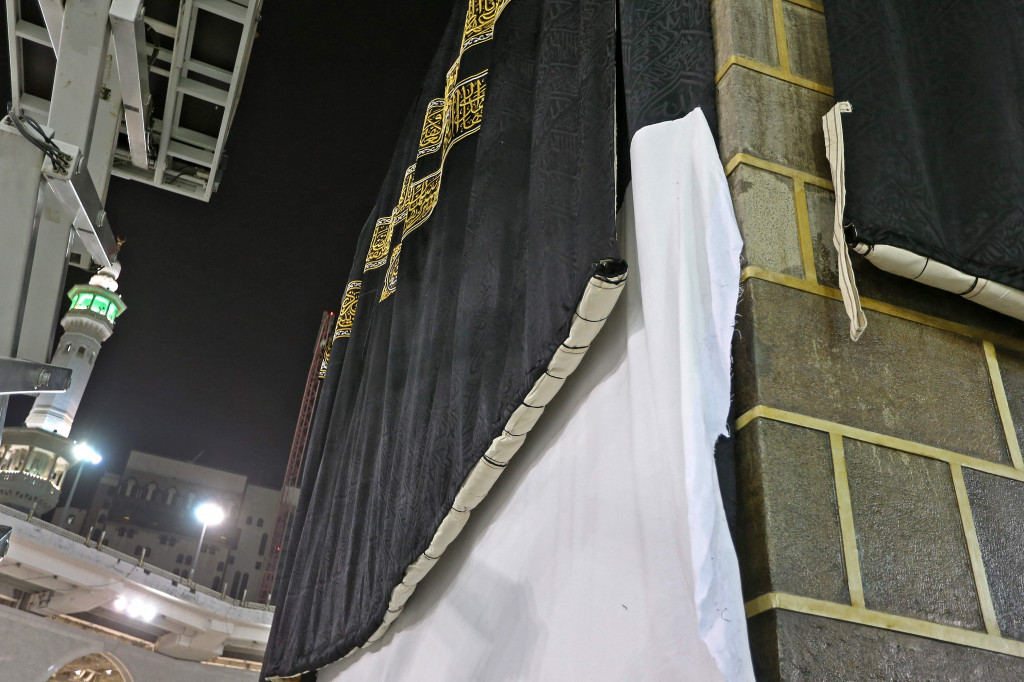Penutup Ka'bah tersebut terbuat dari kain sutera berkualitas tinggi bersulamkan benang emas dan ayat-ayat Alquran.