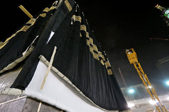 Penggantian kiswah rutin dilakukan pada musim haji, tepatnya pada 9 Zulhijah, saat jemaah haji telah berpindah dari Masjidil Haram ke tempat suci Mina.