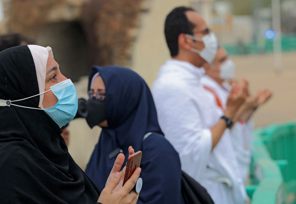 Sebelum menjalani ibadah puncak, para jemaah haji menghabiskan waktu dengan berdoa hingga matahari terbit pada hari Senin.