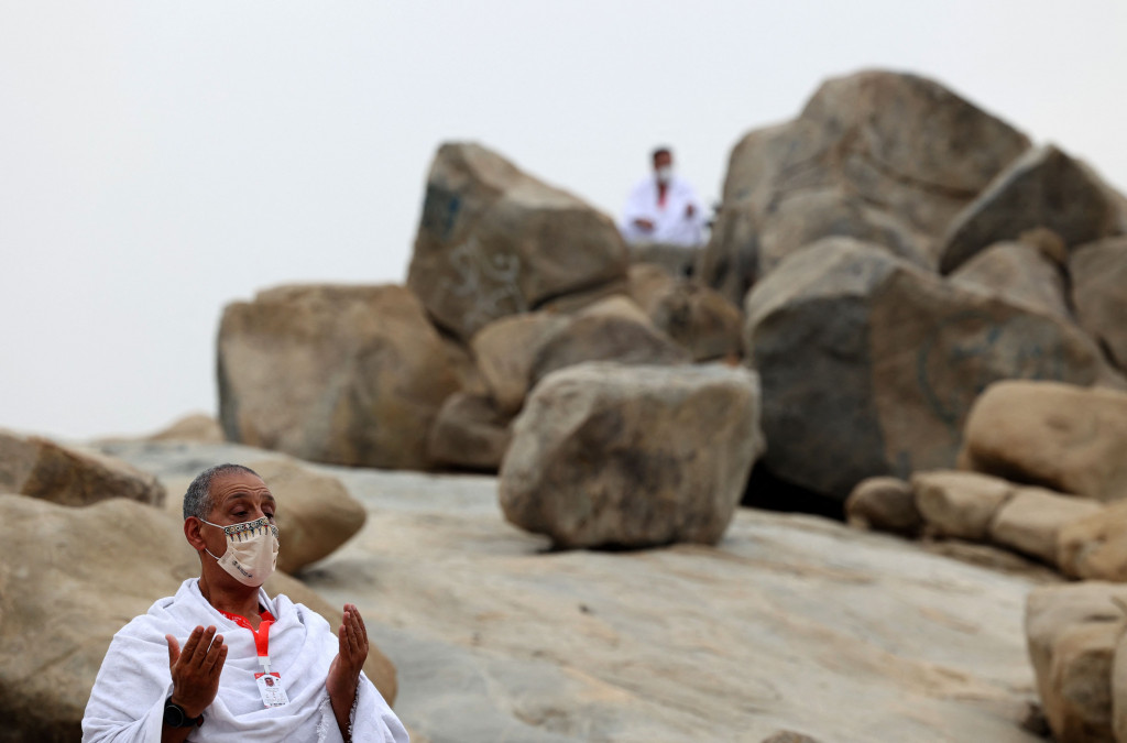 Seorang jemaah berdoa saat akan melaksanakan ibadah wukuf di Arafah.