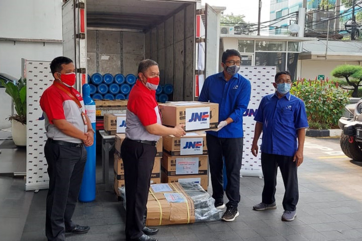 Sebanyak 370 tabung oksigen berkapasitas 6m3 dibantu Krakatau Steel dalam pengisian akan disalurkan melalui jasa pengiriman JNE secara gratis.