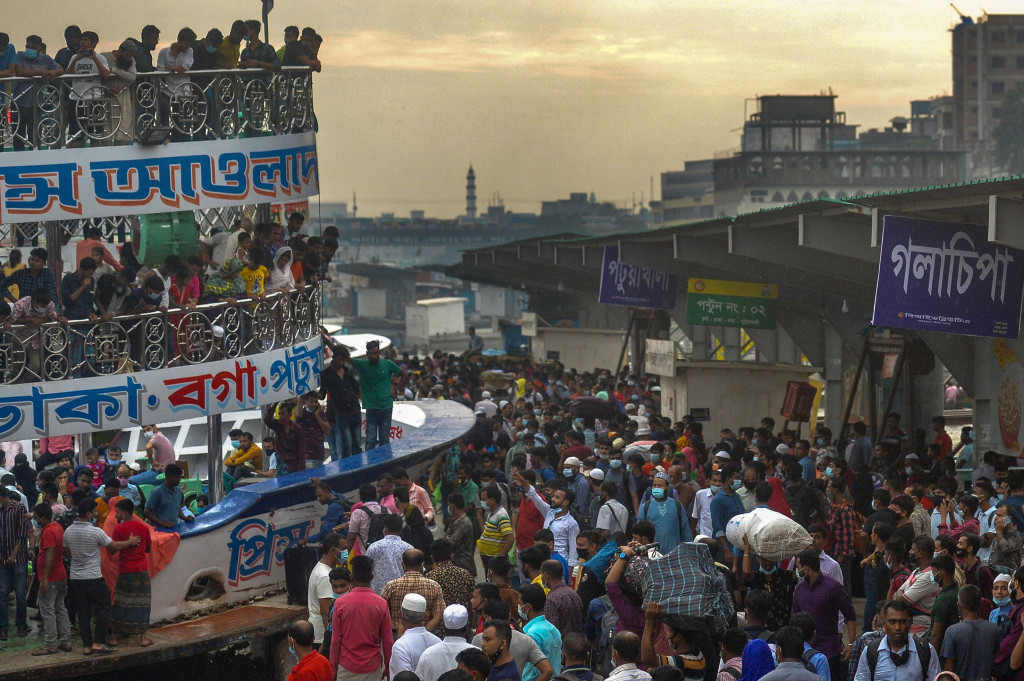 Pelabuhan dan terminal juga terpantau ramai, sebagian dari mereka memilih pulang kampung demi merayakan Idul Adha.