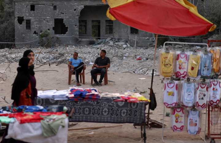 Mereka menjajakan dagangannya di antara reruntuhan gedung yang hancur akibat serangan udara Israel.