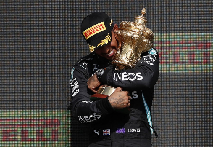 Lewis Hamilton menjadi juara di F1GP Inggris yang digelar di Silverstone pada Minggu, 18 Juli. Pembalap Mercedes itu mencatatkan waktu tercepat 1 jam 58 menit 23,284 detik.