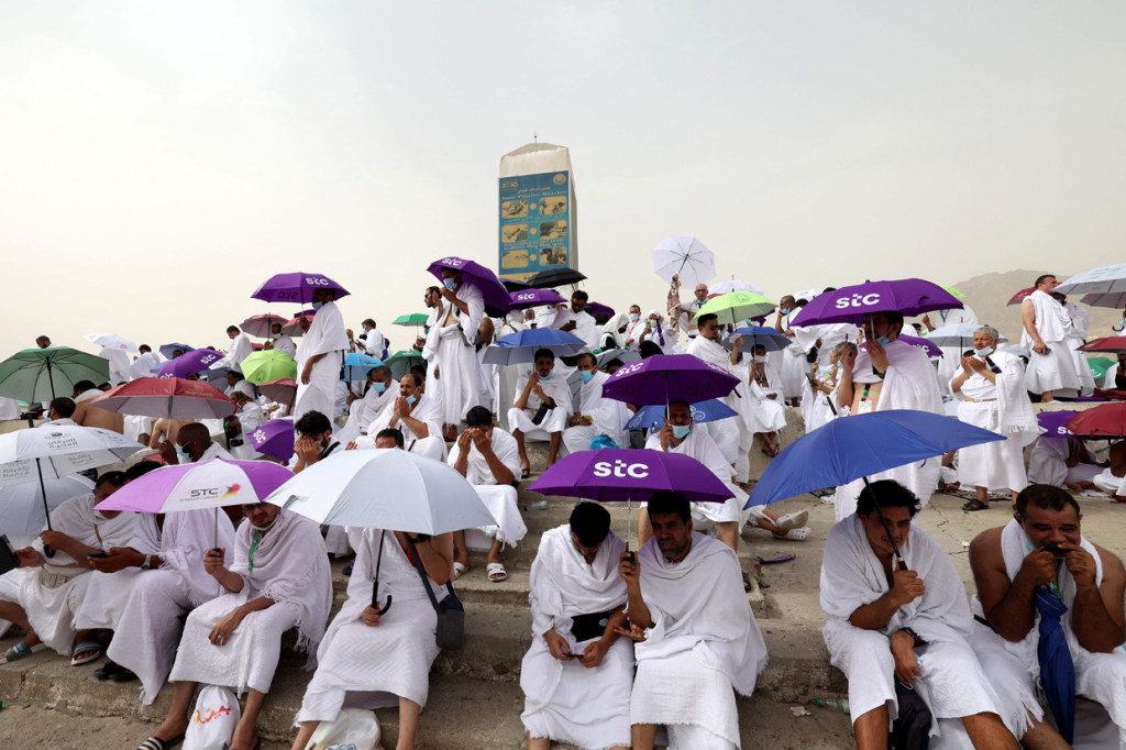 Dari Arafah, nantinya jemaah akan mabit (menginap) di Muzdalifah dan Mina. Selanjutnya akan melakukan lempar jumrah dan diakhiri dengan tawaf wada' bagi yang akan meninggalkan Mekah.