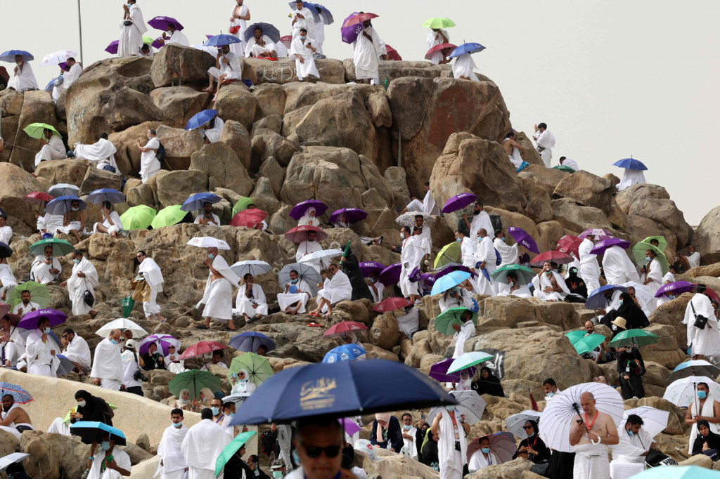 Umat muslim yang melaksanakan haji tengah melakukan wukuf di Arafah, Arab Saudi, Senin, 19 Juli 2021. 