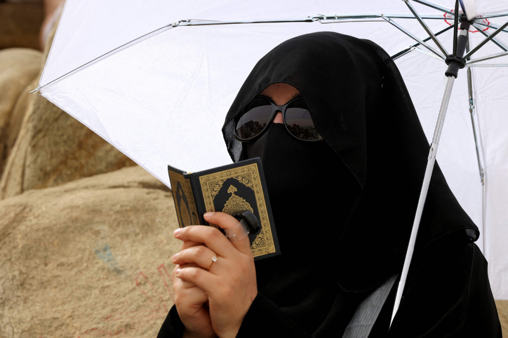 Jemaah melaksanakan wukuf (berdiam diri, berzikir, dan berdoa) di Padang Arafah.
