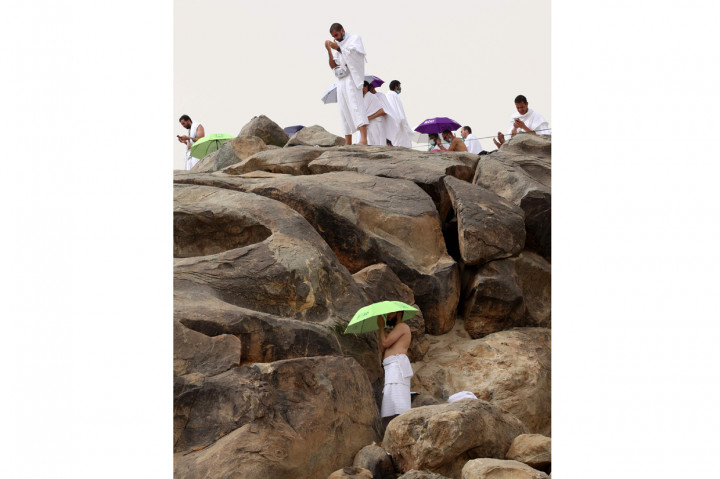 Jemaah haji mendengarkan kutbah di Masjid Namirah, Arafah. Ada jarak antarjemaah. 