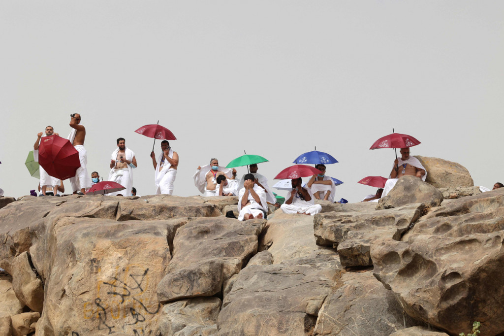Petugas memantau, memastikan social distancing diterapkan dalam beribadah.