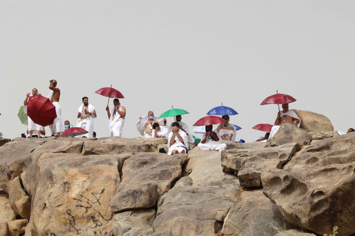 Petugas memantau, memastikan social distancing diterapkan dalam beribadah.