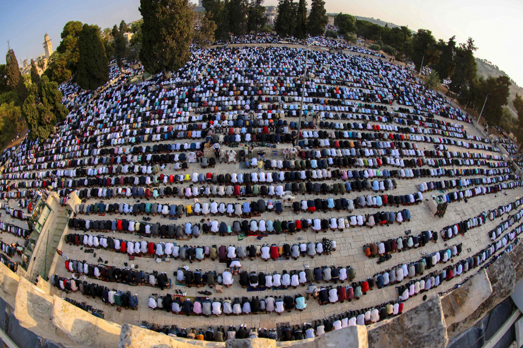 Umat muslim di Yerusalem melangsungkan salat Idul Adha 1442 Hijriah di kawasan Masjid Al-Aqsa.