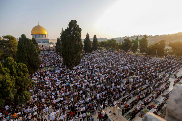 Ribuan warga Yerusalem tersebut berkumpul dan melaksanakan salat di halaman Masjid Al-Aqsa, yang kerap menjadi titik lokasi sebelas hari konflik Hamas dan Israel di awal tahun ini.