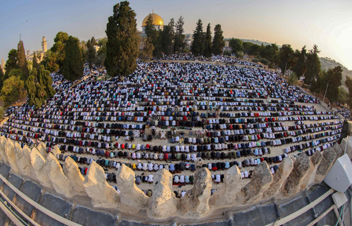 Tidak ada larangan bagi umat muslim di wilayah Yerusalem untuk menyelenggarakan ibadah salat Idul Adha. Mereka menjalankan ibadah salat tersebut secara aman hingga selesai.