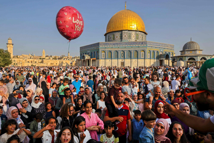 Warga Palestina merayakan hari raya Idul Adha 1442 Hijriah di kompleks yang oleh umat Islam dikenal sebagai Noble Sanctuary dan oleh Yahudi disebut Temple Mount, di Kota Tua Yerusalem.