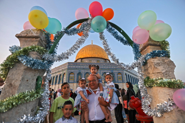 Warga Palestina berkumpul untuk merayakan bersama umat Islam di seluruh dunia pada hari pertama hari raya al-Adha, di kompleks Masjid al-Aqsa di kota tua Yerusalem, pada 20 Juli 2021.