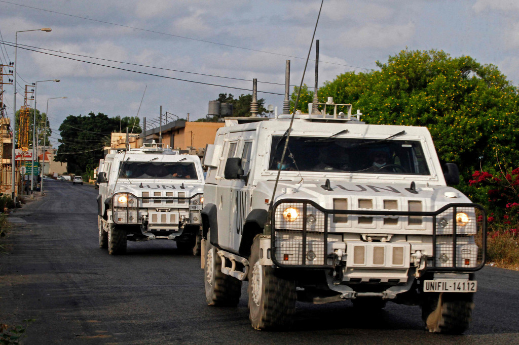 Satu unit pasukan penjaga perdamaian Perserikatan Bangsa-Bangsa di Lebanon (UNIFIL) berpatroli di desa pantai Qlaileh di selatan Lebanon, pada 20 Juli 2021.