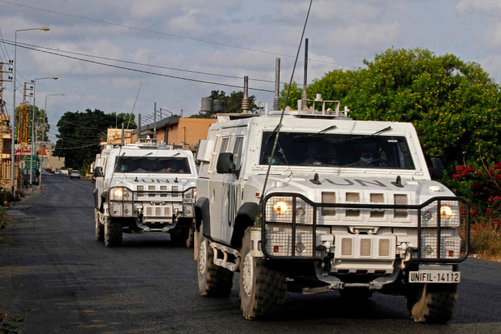 Satu unit pasukan penjaga perdamaian Perserikatan Bangsa-Bangsa di Lebanon (UNIFIL) berpatroli di desa pantai Qlaileh di selatan Lebanon, pada 20 Juli 2021.