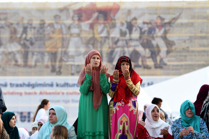 Penyebutan Idul Adha sebagai Hari Raya Kurban tidak lepas dari kisah Nabi Ibrahim. Abul Anbiya, atau Bapaknya para Nabi itu melaksanakan pengorbanan atas perintah dari Allah SWT. AFP Photo/Gent Shkullaku