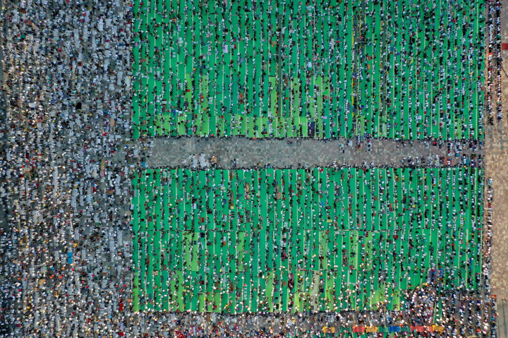 Pemandangan udara ini menunjukkan Muslim Albania menghadiri salat Idul Adha di Skenderbej Square di Tirana pada 20 Juli 2021. AFP Photo/Gent Shkullaku