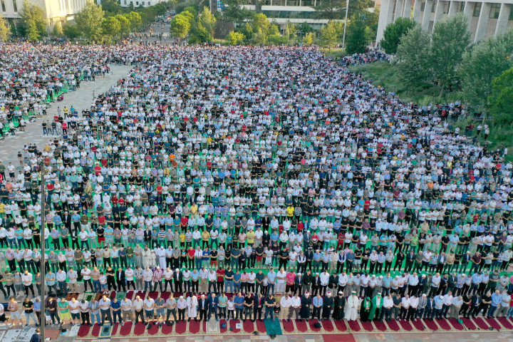 Umat muslim di seluruh dunia tengah merayakan Hari Raya Idul Adha. AFP Photo/Gent Shkullaku