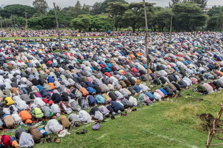 Umat muslim melaksanakan salat Idul Adha pada hari pertama hari raya yang dirayakan oleh umat Islam di seluruh dunia, di Millennium Square di Hawassa, Ethiopia, pada 20 Juli 2021. AFP Photo/Amanuel Sileshi