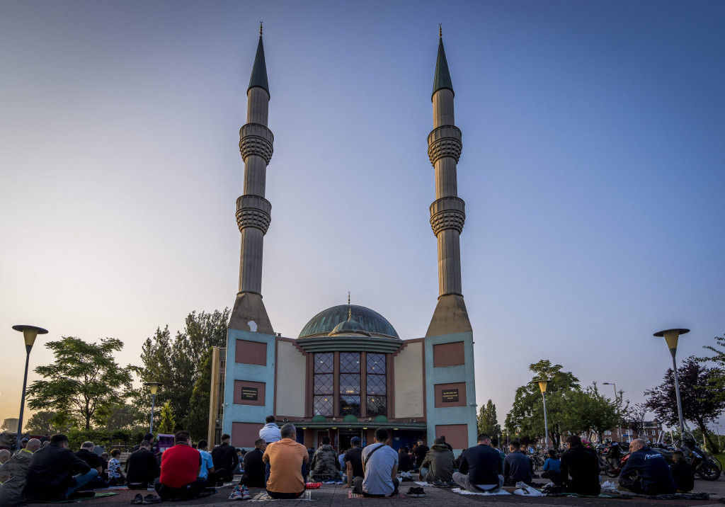 Umat ??Muslim berkumpul selama salat Idul Adha di Masjid Mevlana di Rotterdam pada 20 Juli 2021. Di Belanda, penerapan jarak sosial satu setengah meter masih berlaku untuk semua pertemuan demi mencegah penularan virus covid-19. AFP Photo/Lex van Lieshout