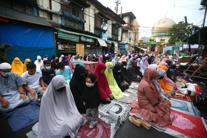 Muslim Filipina melaksanakan salat Idul Adha 1442 H di luar sebuah masjid di Kota Manila pada 20 Juli 2021. AFP Photo/STR