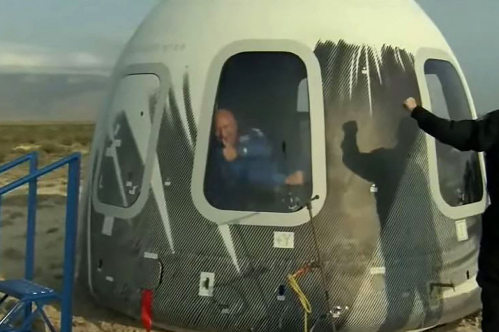 Roket yang telah memisahkan diri juga kembali ke pusat fasilitas Blue Origin. Semua proses peluncuran dan pendaratan dilakukan secara otonom alias tanpa pilot dan berlangsung selama sekitar 10 menit dan 20 detik