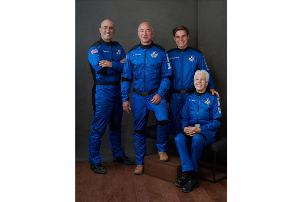 Foto yang dirilis oleh Blue Origin ini menunjukkan (kiri-kanan) Mark Bezos, Jeff Bezos, Oliver Daemen dan Wally Funk berpose menjelang penerbangan luar angkasa mereka pada 20 Juli 2021 di Van Horn, Texas.