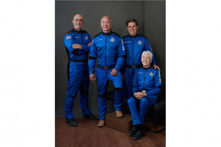 Foto yang dirilis oleh Blue Origin ini menunjukkan (kiri-kanan) Mark Bezos, Jeff Bezos, Oliver Daemen dan Wally Funk berpose menjelang penerbangan luar angkasa mereka pada 20 Juli 2021 di Van Horn, Texas.