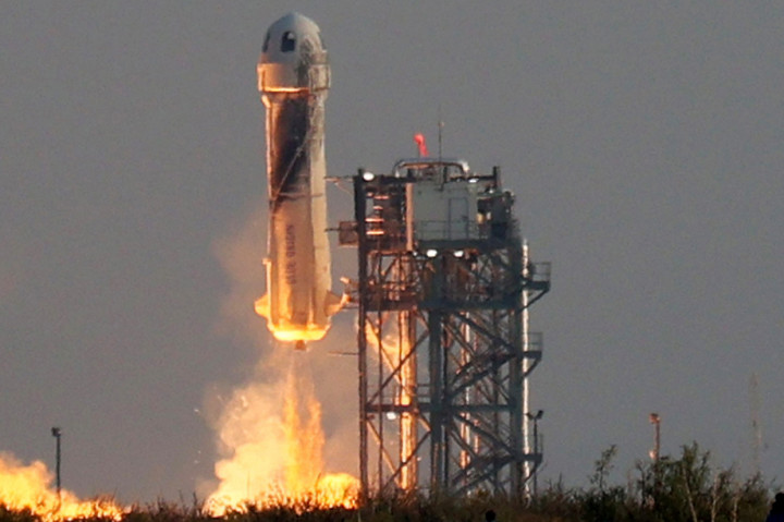 Bezos terbang menggunakan roket dan kapsul New Shepard dari pusat fasilitas Blue Origin di Van Horn, Texas. 