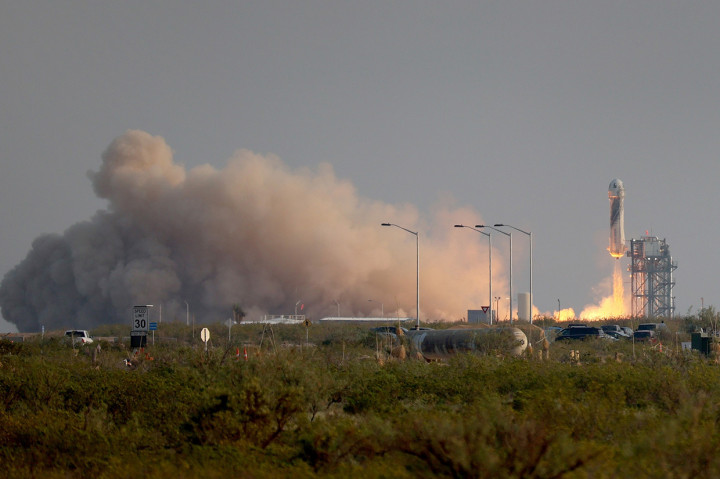 Jeff Bezos dan tiga orang lainnya yang tergabung dalam misi First Human Flight Blue Origin sukses melesat ke luar angkasa, Selasa, 20 Juli 2021. Orang terkaya di dunia ini berhasil mewujudkan cita-cita yang telah ia impikan sejak anak-anak.