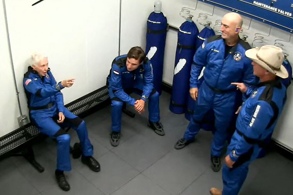 Dalam penerbangan ini Bezos ditemani saudaranya Mark, pionir penerbangan Wally Funk, dan calon mahasiswa fisika Oliver Daemen.