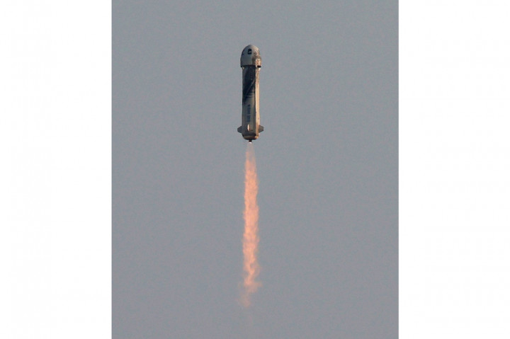 Roket New Shepard yang ditumpangi Bezos dkk meluncur dengan kecepatan hingga 3.500 km/jam. Setelah itu, sekitar lima menit kemudian, kapsul yang berada di bagian atas memisahkan diri dari roket dan mencapai garis Karman yang berada di ketinggian 100 km.