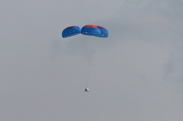 Selama di atmosfer, Bezos dan awak lainnya sempat melayang sekitar 3 sampai 4 menit di gravitasi nol sambil menikmati pemandangan dari jendela besar yang ada. Setelah melayang bebas di atmosfer selama beberapa menit, kapsul ini kemudian kembali ke Bumi dan mendarat menggunakan bantuan parasut.