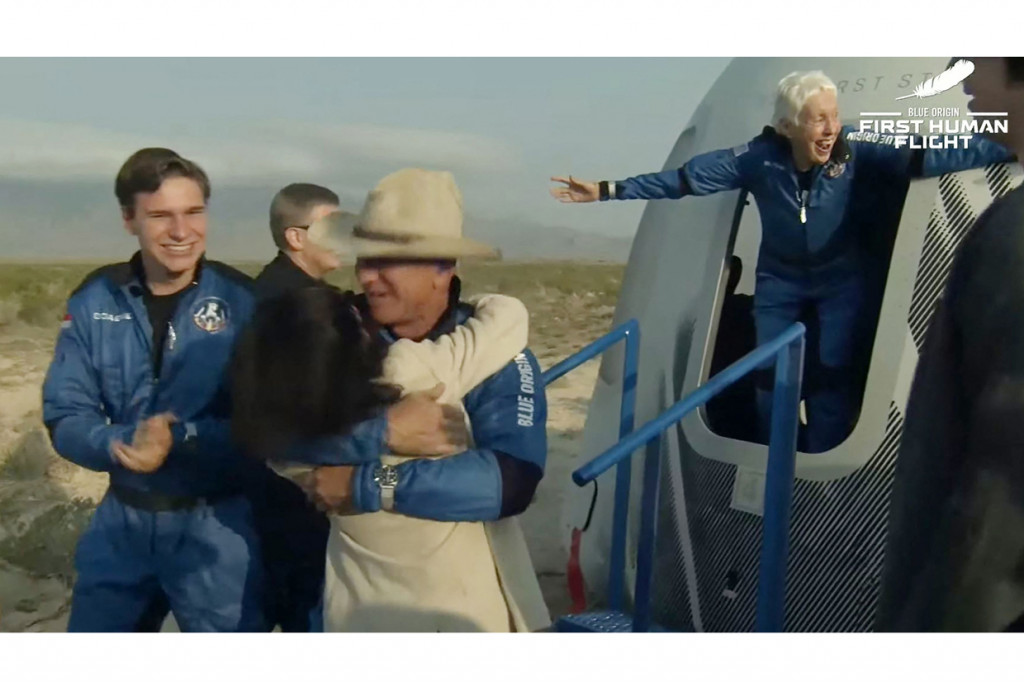 Setelah melewati pengecekan, keempat orang itu keluar dari kapsul dan disambut keluarga. 