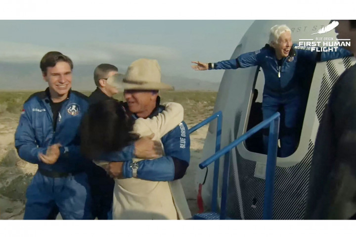 Setelah melewati pengecekan, keempat orang itu keluar dari kapsul dan disambut keluarga. 