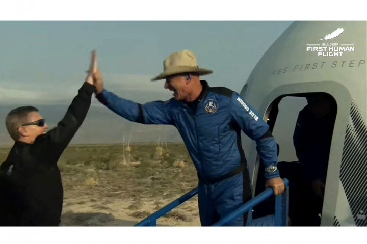 Ini adalah penerbangan berawak pertama yang diluncurkan oleh Blue Origin. Setelahnya, mereka akan mulai mengantarkan turis yang telah membayar tiket untuk berwisata ke luar angkasa.