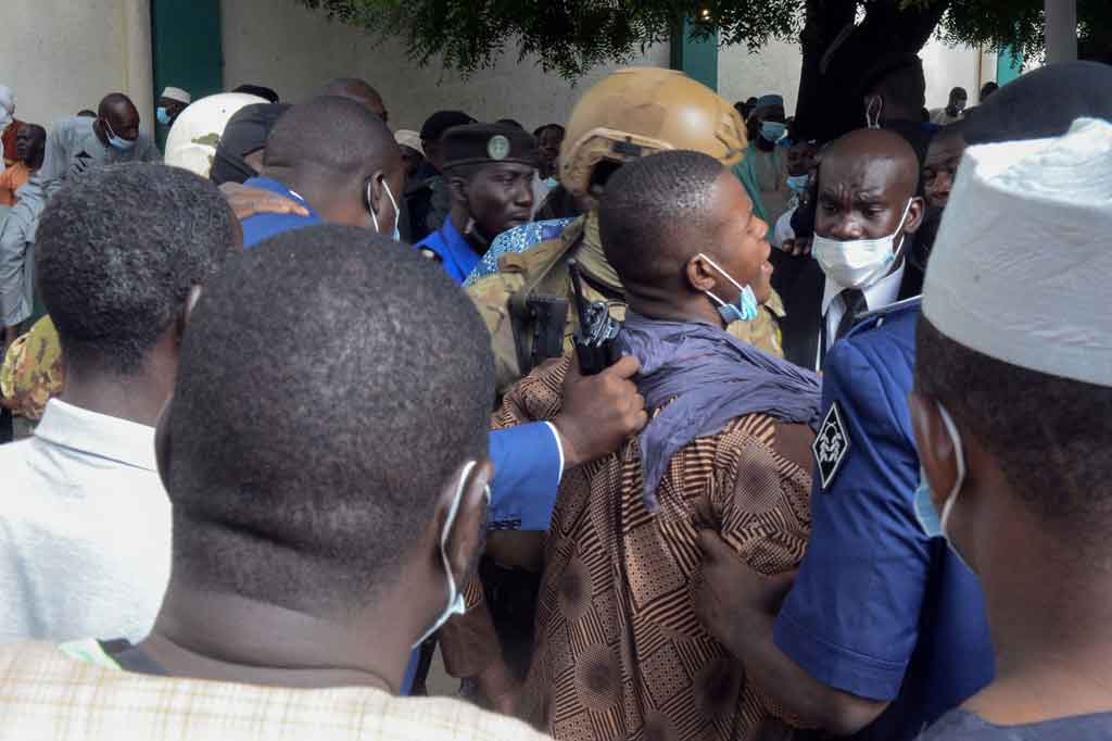 Dua pelaku, salah satunya menghunus pisau, menyerang Goita setelah Salat Idul Adha di Masjid Agung Bamako. Beruntung Goita selamat dari upaya pembunuhan tersebut dan telah dievakuasi dari tempat kejadian. Wartawan melihat darah di tempat kejadian, meskipun tidak jelas siapa yang terluka.